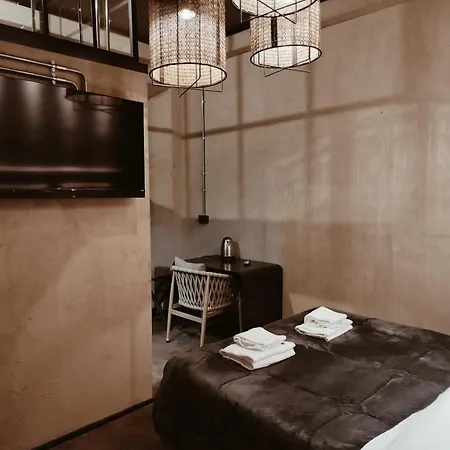 & 7 Hostal