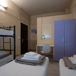 Ostello & 7